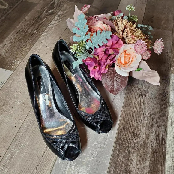 WHITE HOUSE BLACK MARKET BLACK PATENT LEATHER "KOURTNEY" PEEP TOE PUMPS 9.5 M - Picture 2 of 12